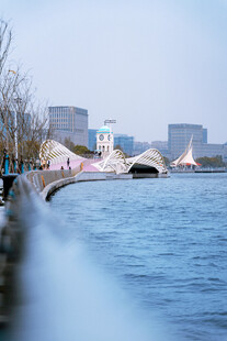 雾色城市湖岸风光