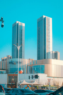 都市双子高楼街景