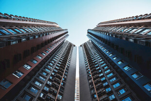 仰拍对称摩天建筑群
