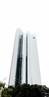 仰拍城市高层写字楼