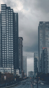 阴天城市高楼街景