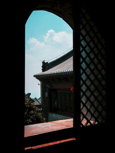 隔窗望中式古建晴空