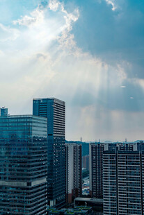 城市高楼与晴朗天空