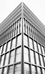 黑白仰拍现代高楼建筑