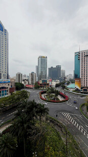 城市中心环岛街景