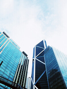 仰拍城市商务摩天建筑群
