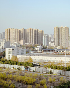 秋日城市建筑群远景