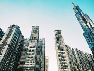 仰视城市摩天建筑群