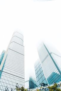 仰拍城市商务摩天建筑群