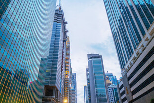 仰视城市摩天建筑群