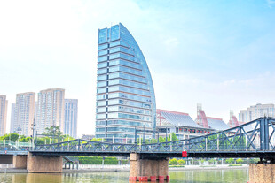 河畔城市滨水风光