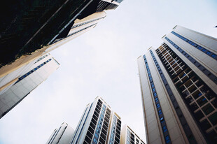 仰拍城市摩天建筑群