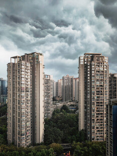 乌云下的城市高层住宅