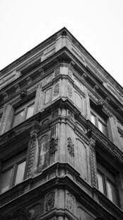 黑白仰拍老建筑楼角