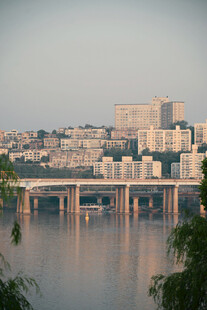 河畔城市黄昏景致