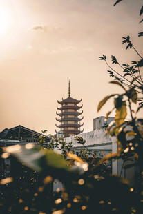 落日下的中式古塔