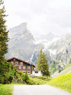 阿尔卑斯山间木屋美景