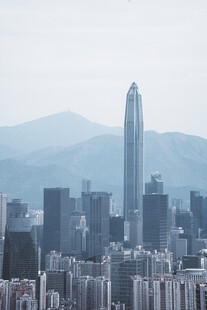 雾中香港城市景观