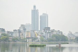 雾中湖畔城市风光