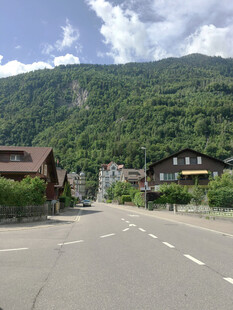 山脚下小镇公路风光
