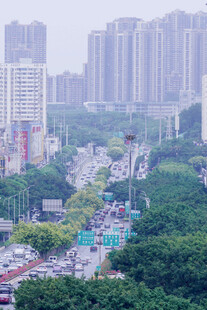 雾中城市街景