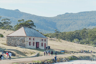 郊野山间小屋风光