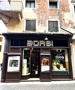 欧式复古临街店铺