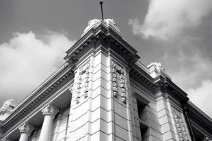 黑白古典建筑仰拍视角