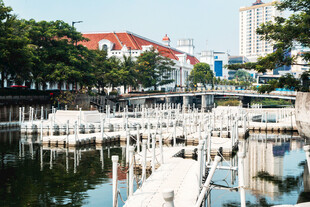 城市河畔水景风光