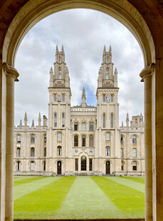 拱窗眺望欧式古典双塔建筑