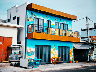 彩绘外墙双层临街建筑