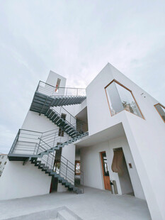 白色极简现代建筑外观