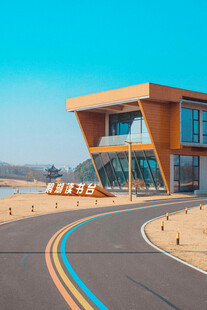 滨海彩虹公路旁现代建筑