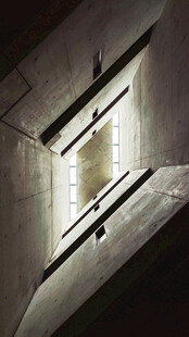 仰视建筑几何空间