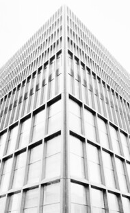 黑白现代建筑仰拍