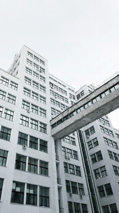 现代连廊建筑仰拍