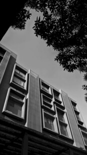 黑白仰拍城市居民楼