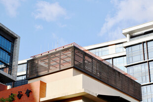 现代建筑局部仰拍
