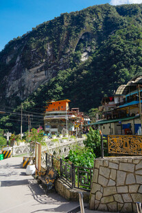 山间公路旁的藏式民居