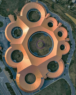 航拍花型创意滨水建筑