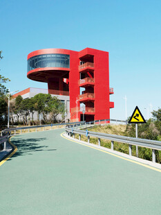 红色观景台公路风光