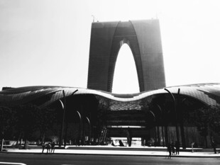 黑白东方之门城市地标