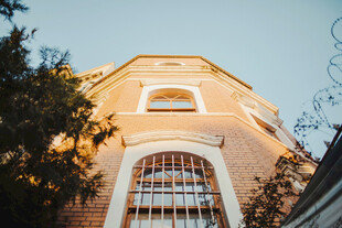 仰拍暖调复古欧式建筑