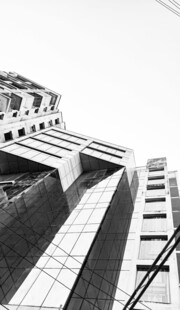 黑白仰拍城市建筑