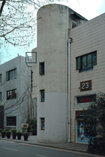 街边现代民居建筑街景