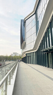 河畔现代商务建筑步道