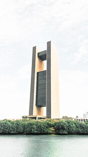 湖畔现代钟楼建筑