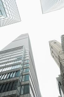 仰拍城市摩天建筑群
