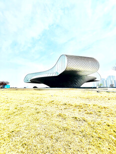 旷野上的现代流线建筑