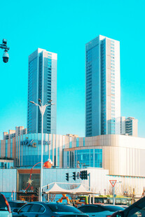 城市双子摩天大楼街景